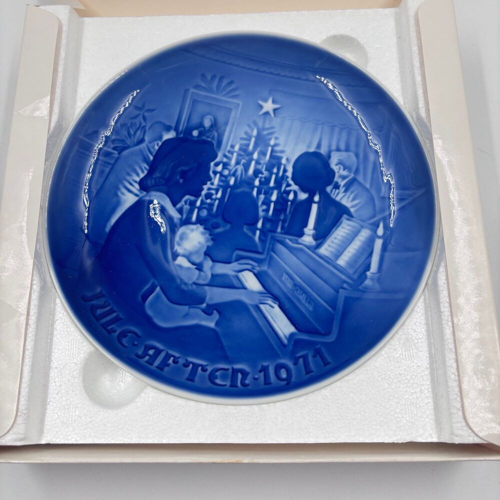 1971 Bing & Grondahl Christmas Plate Christmas at Home Denmark Blue White B&G